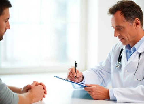 Врач проводит анамнез пациенту